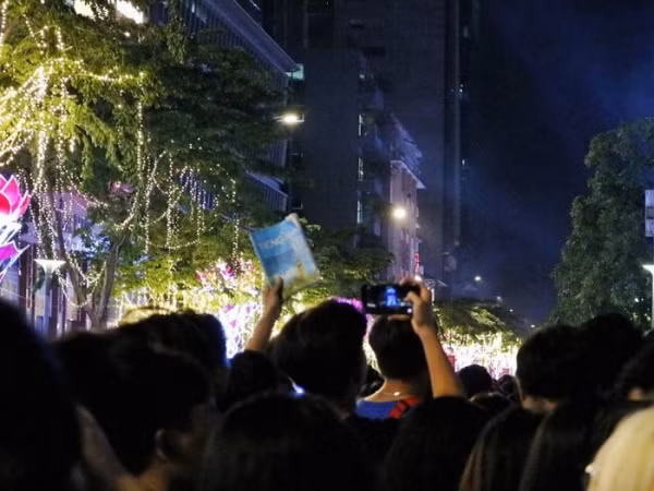 Chăm chỉ như các teen, tham gia lễ hội đón giao thừa nhưng vẫn không quên bài tập về nhà