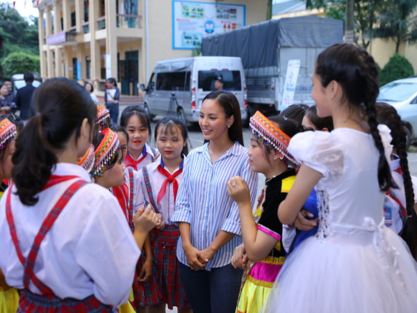 Chương trình “Điện ảnh cho mọi người” chiếu phim "Anh thầy ngôi sao" cho 2.500 học sinh dân tộc thiểu số 