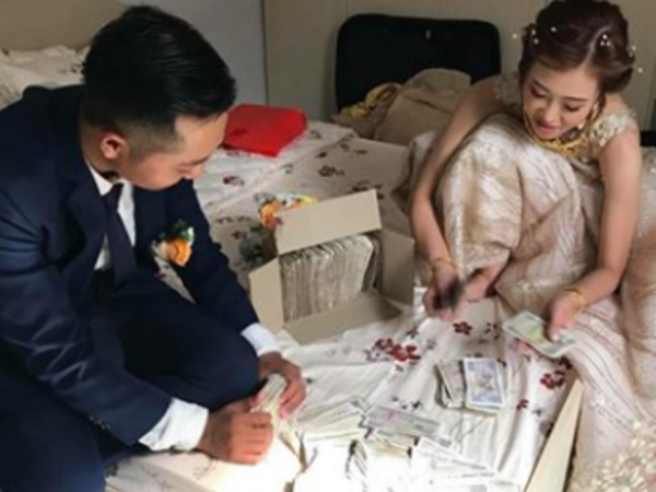Hội bạn thân "lầy lội" mừng cưới toàn tiền lẻ, cô dâu chú rể đếm "xuyên đêm" quên cả động phòng