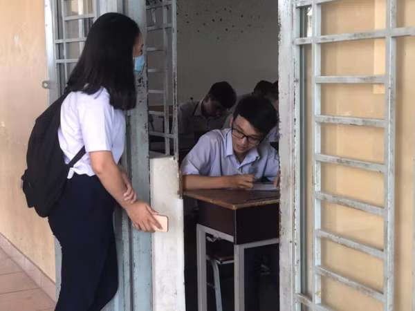 Nữ sinh giơ điện thoại cho bạn chép bài trong giờ kiểm tra khiến nhiều người phải ngỡ ngàng