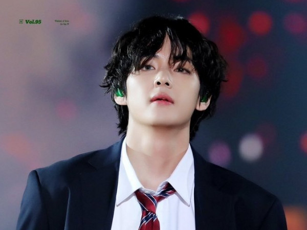 Lạ kỳ chưa, fan vui mừng khi V (BTS) gặp sự cố trang phục trên sân khấu