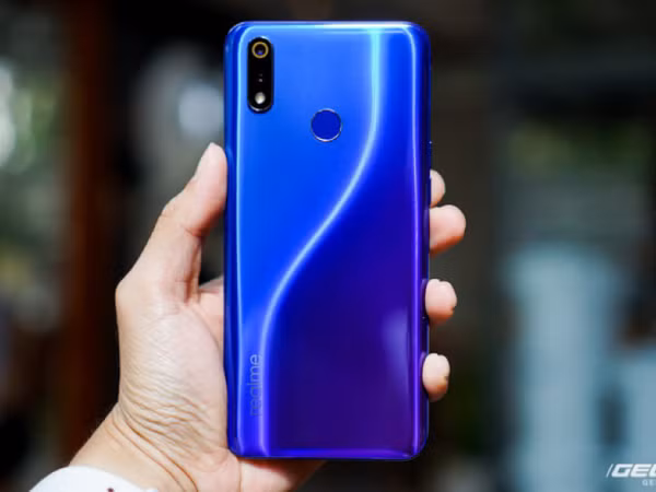 Khi cả thế giới đều quay lưng, sạc nhanh VOOC 3.0 trên Realme 3 Pro sẽ là cứu tinh của bạn