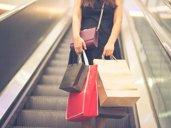 Chủ cửa hÀng quần áo "livestream"... khách trộm đồ, cộng đồng mạng nói gì?