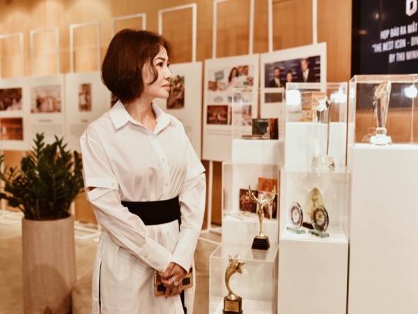 Thu Minh lần đầu khoe ảnh cưới đẹp như mộng tại triển lãm 26 năm sự nghiệp