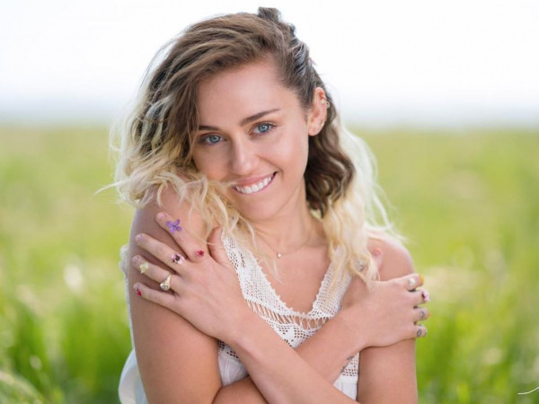 Vì sao single mới "Malibu" của Miley Cyrus lại có thể thành công vang đội đến thế?