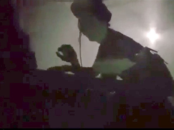 Giáo viên dạy học sinh diễn "cảnh nóng" nên hay không?