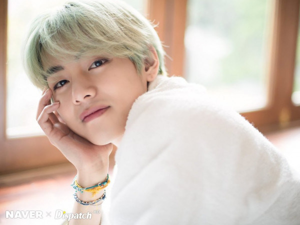 V (BTS) quả đúng là chàng trai có bàn tay Midas đụng tới đâu hết hàng tới đó