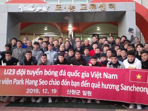 HLV Park xúc động rơi nước mắt trong ngày trở về quê hương gặp mẹ