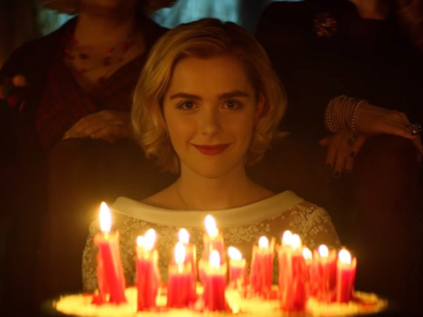 Sabrina thổi nến mừng tuổi 16 và đưa thế giới phù thủy trở lại “lạnh gáy" hơn