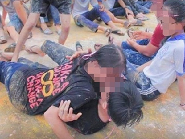 Học sinh chơi trò vận động bị chỉ trích phản cảm, nhà trường nhận sai