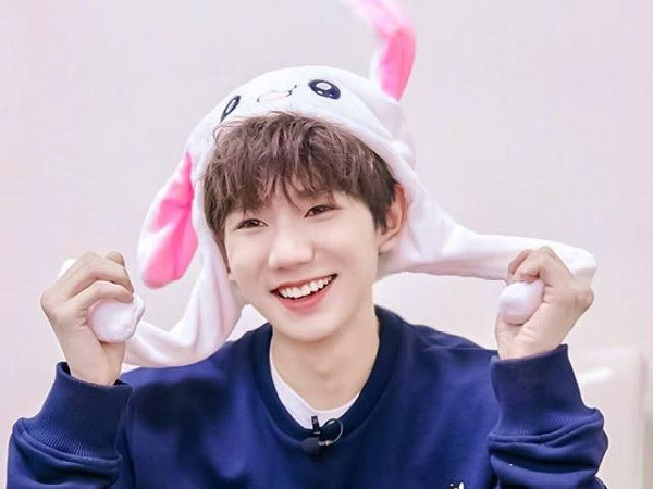 Các fan dở khóc dở cười khi thấy Vương Nguyên (TFBOYS) bị mắc kẹt vì... leo hàng rào