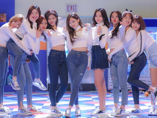 Bất ngờ chưa, bốn chàng trai này từng “thả thính” các cô gái TWICE đấy nhé!