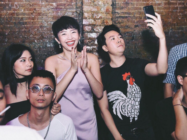 Tóc Tiên, Lê Hiếu cùng hàng trăm bạn trẻ Hà Nội đến xem Touliver và Slim V trình diễn nhạc EDM 