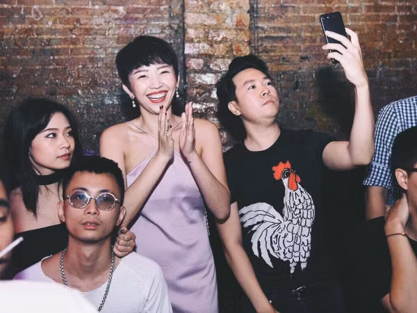 Tóc Tiên, Lê Hiếu cùng hàng trăm bạn trẻ Hà Nội đến xem Touliver và Slim V trình diễn nhạc EDM 