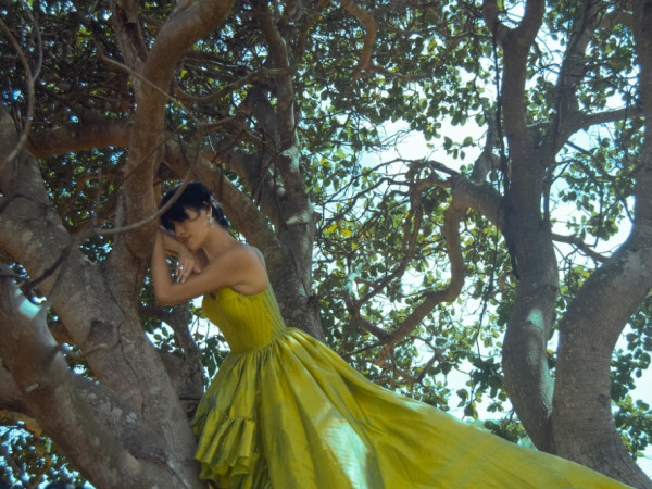 Phan Ngân (The Face) xuất hiện với mái tóc ngắn đầy cá tính trong MV "Nàng Ther"