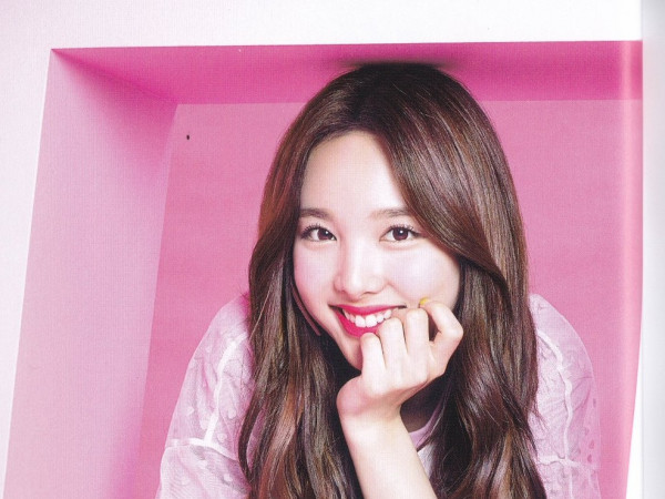 Chỉ là ăn đá lạnh thôi, Nayeon (TWICE) cũng gây thương nhớ vì quá đáng yêu