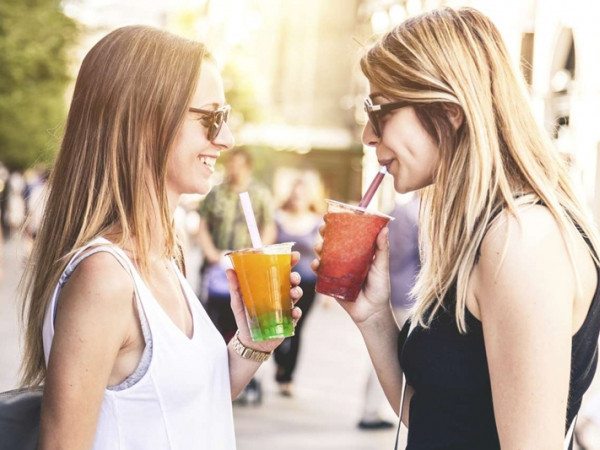 Chào năm mới cùng "Thế hệ hạnh phúc": Vì sao chúng ta mỉm cười với ly trà sữa 50K?