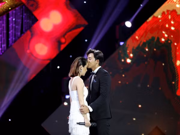 Mai Tài Phến từ chối tình cảm của “người xưa” bằng nụ hôn lên trán tại "Én Vàng" 