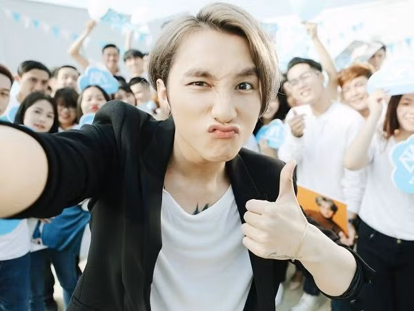Sơn Tùng quay clip "nhắng nhít" cùng fan, ăn mừng lượt xem "khủng" trên YouTube
