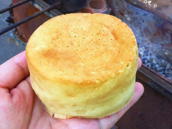 Nhỏ mà có võ, bánh bò dừa 5K thơm nồng trên tay làm ấm bụng xế chiều ngày rét