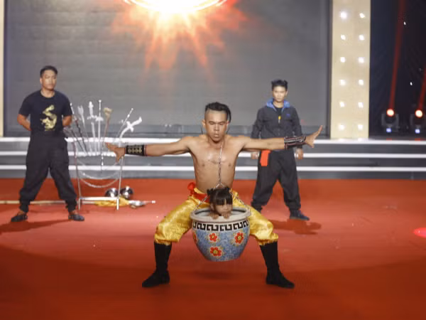  Cảm động với thí sinh "Kỳ Tài Lộ Diện" không ngại nguy hiểm để tìm cách cho con gái đi học