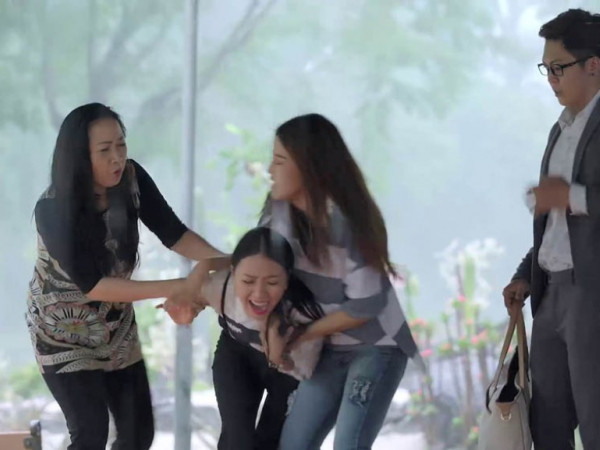 "Ác nữ giật chồng" Băng Di bất ngờ bị đánh sấp mặt trong tập mới "Gạo nếp gạo tẻ"