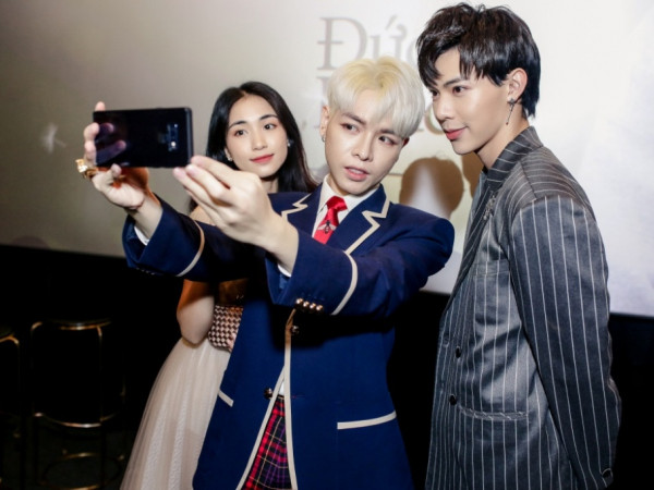 Gia đình "Hoa dâm bụt" thân thiết hội ngộ nhân dịp Đức Phúc ra mắt MV mới