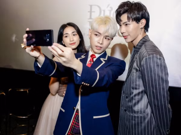 Gia đình "Hoa dâm bụt" thân thiết hội ngộ nhân dịp Đức Phúc ra mắt MV mới