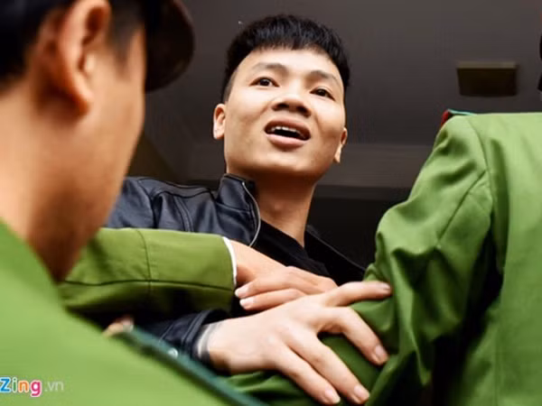 Hàng trăm người tập trung tại tòa án theo dõi xử án Khá Bảnh 