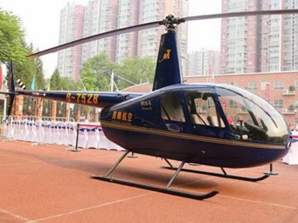 Cha bị "đá" vì dùng trực thăng chở con gái đi học
