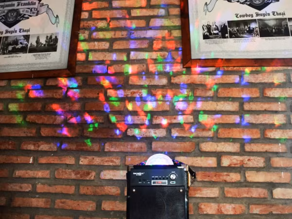 Giới trẻ thích thú với loa di động có khả năng biến không gian thành "sàn nhạc karaoke" nhiều màu sắc