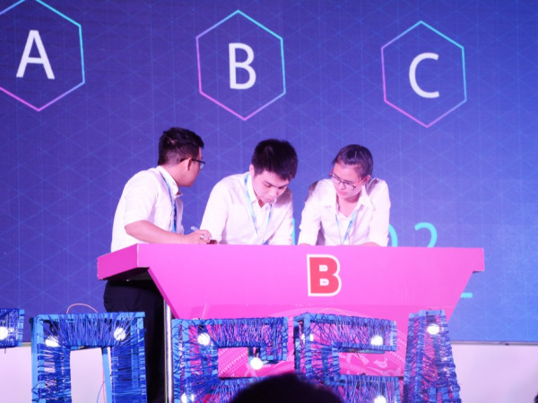 Thích thú với cuộc thi về CMCN 4.0 mang phong cách "Shark Tank"