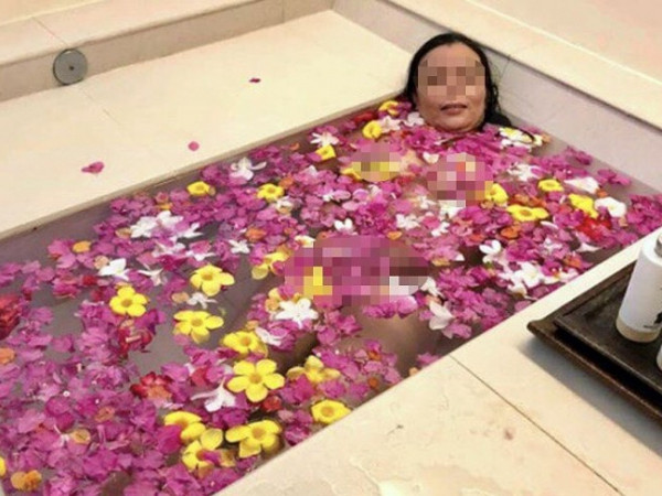 Nữ hiệu trưởng tự đăng ảnh nhạy cảm của mình lên MXH vì… lỡ tay