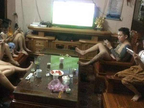 Cả nhà quây quần xem World Cup nhưng ai cũng lướt điện thoại làm việc riêng