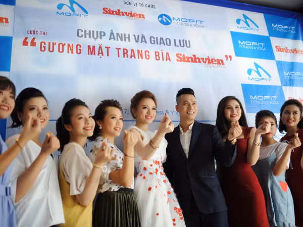 Diễn viên Việt Anh xuất hiện trong buổi chụp hình gương mặt trang bìa báo Sinh Viên Việt Nam