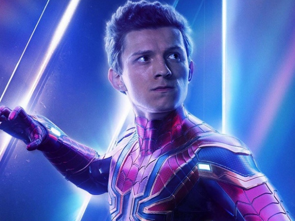 “Người nhện” Tom Holland mê mẩn bồn cầu tự động ở Hàn Quốc
