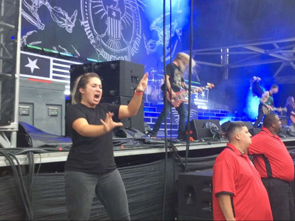 Phát sốt với màn trình diễn ngôn ngữ ký hiệu “bốc lửa”