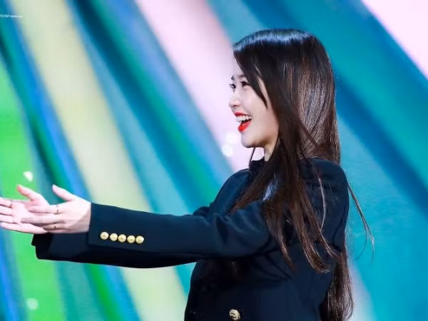 Không thể không yêu trước thói quen siêu dễ thương của IU mỗi khi lên nhận giải thưởng