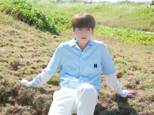 Là ngôi sao đình đám, Jungkook (BTS) vẫn lặng lẽ đến Hongdae xem những nghệ sĩ đường phố biểu diễn