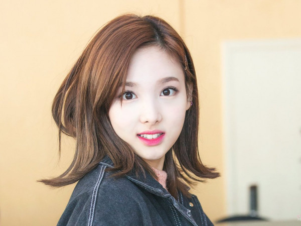 Fan nam bị "ném đá" vì yêu cầu khiếm nhã với Nayeon (TWICE)