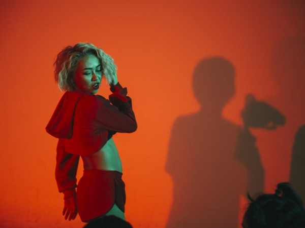 Thảo Trang hoảng hốt không nhận ra bản thân vì... đẹp lạ trong MV mới