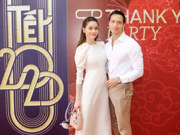 Hồ Ngọc Hà diện áo dài rực rỡ, sánh đôi bên diễn viên Kim Lý tại sự kiện