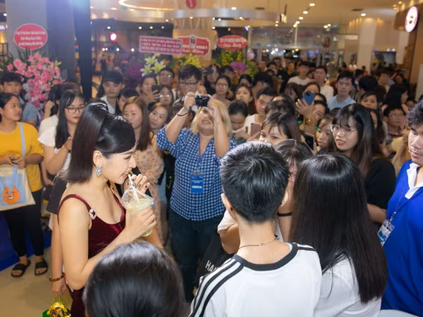 Chi Pu, Jun Phạm diện trang phục rực rỡ, xuất hiện gây náo loạn trung tâm thương mại 