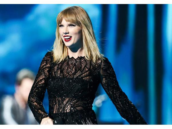 Không chỉ Lady Gaga, Taylor Swift cũng rất "hot" trong sự kiện Super Bowl 