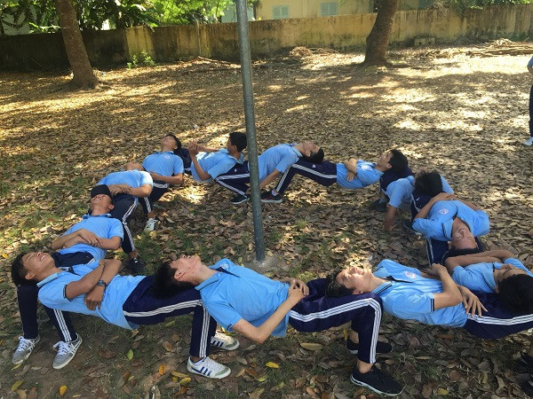 Lớp người ta đang “xếp người” chụp hình vui hết nấc, lớp các cậu đã thử chưa?