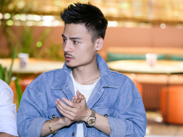 Vừa nhận nút bạc của YouTube, Hoa Vinh nhanh chóng khoe bài hát mới