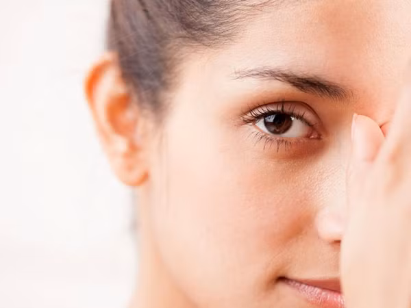 Nếu bạn thường xuyên nhìn điện thoại, hãy thực hiện 4 bài tập thể dục cho mắt này