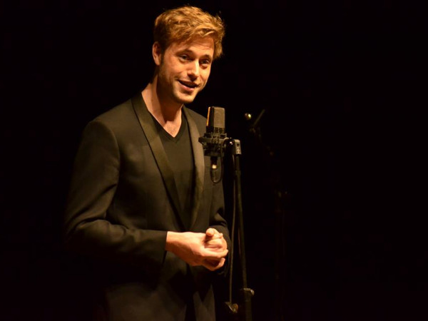 Khán giả chờ ký tặng và mua đĩa tại đêm nhạc thính phòng của Benjamin Appl