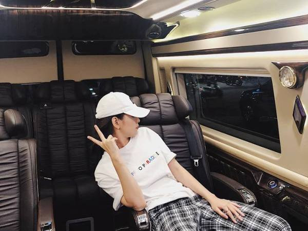 Chi Pu khoe xe mới, fan vô bình luận hài hước: "Xe gì to như căn nhà vậy"