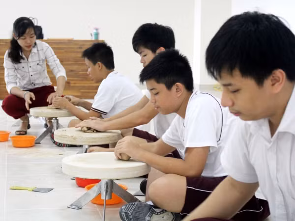 Ghé thăm lớp học "lấm lem" kì lạ của teen THCS - THPT Albert Einstein (TP.HCM) 